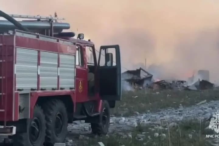 МЧС показало работу спасателей на разрушенном предприятии под Ярославлем