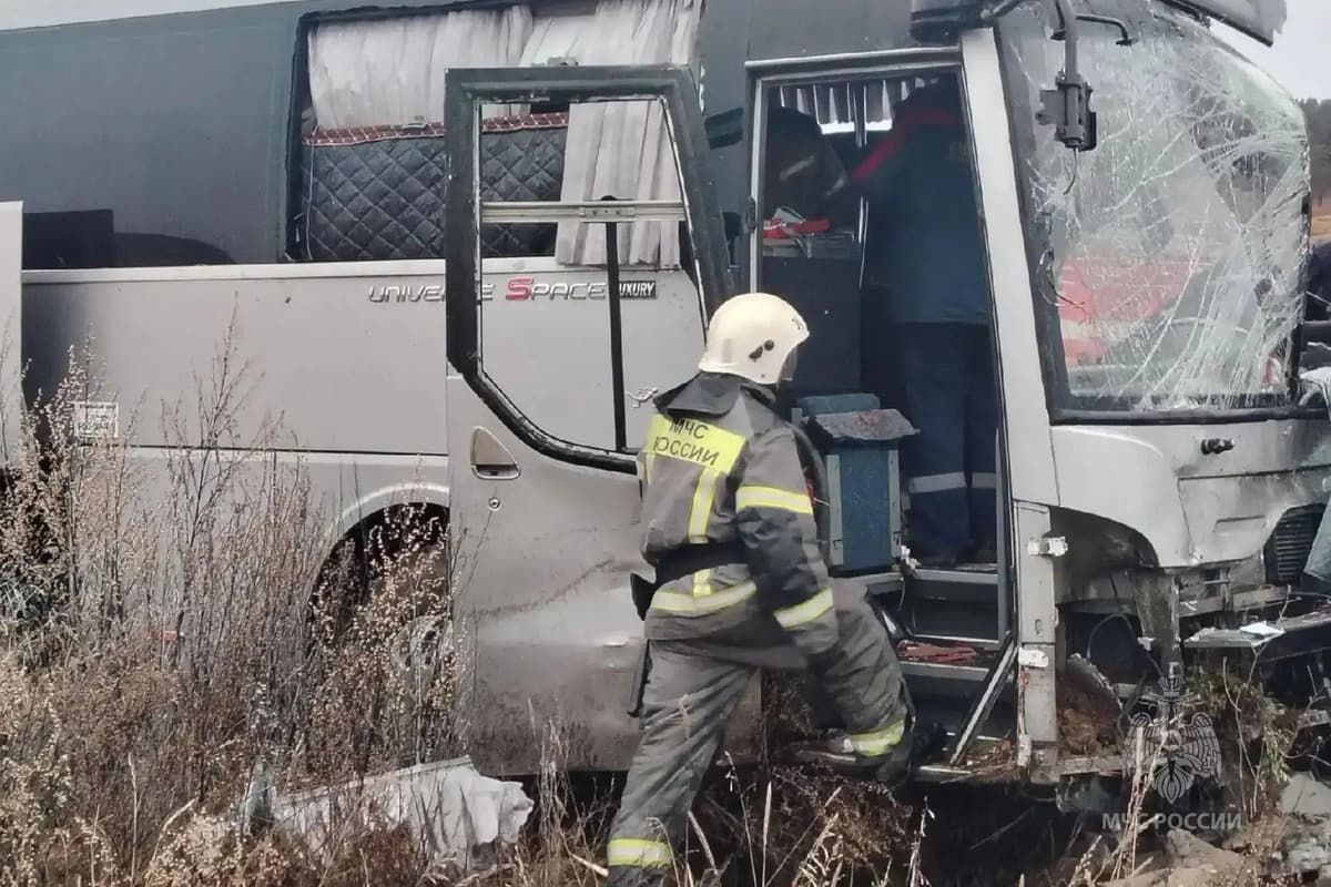 Автобус с 20 пассажирами врезался в грузовик на трассе Р-258