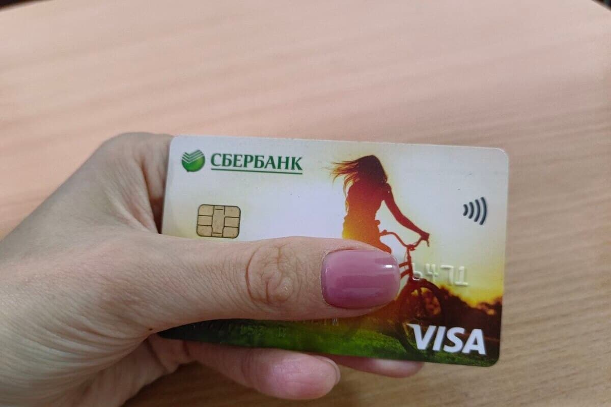 Житель Барнаула потратил 250 тысяч рублей с карты рассеянной пенсионерки