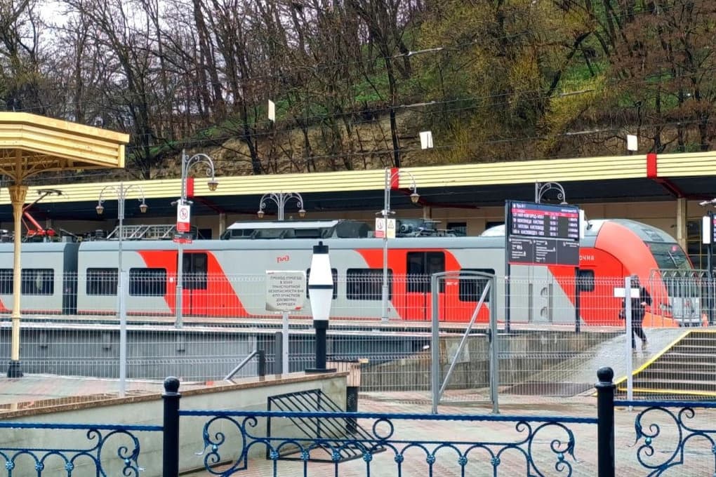 Из-за отключения электроэнергии отменили электрички в Горячеводский