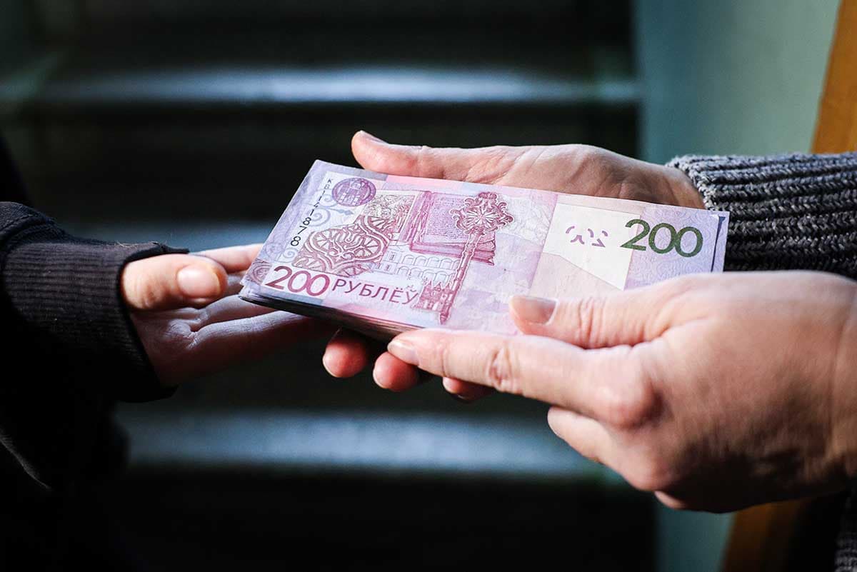 В Минске запуганная аферистами пенсионерка отдала все сбережения курьеру, который также стал жертвой их обмана