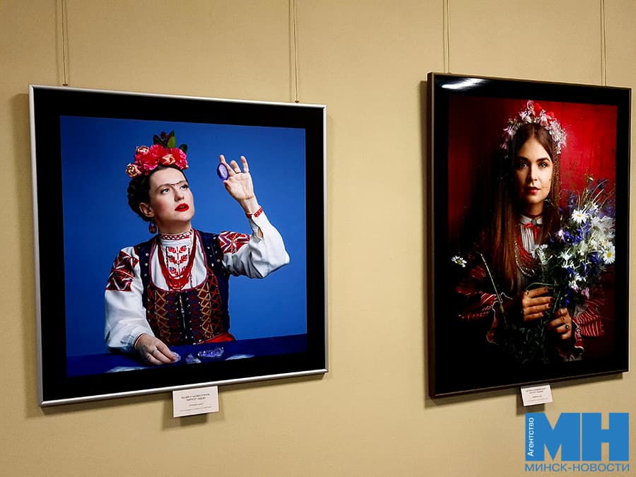 Единение поколений: выставка фото современных белорусок в народных костюмах открылась в Минске