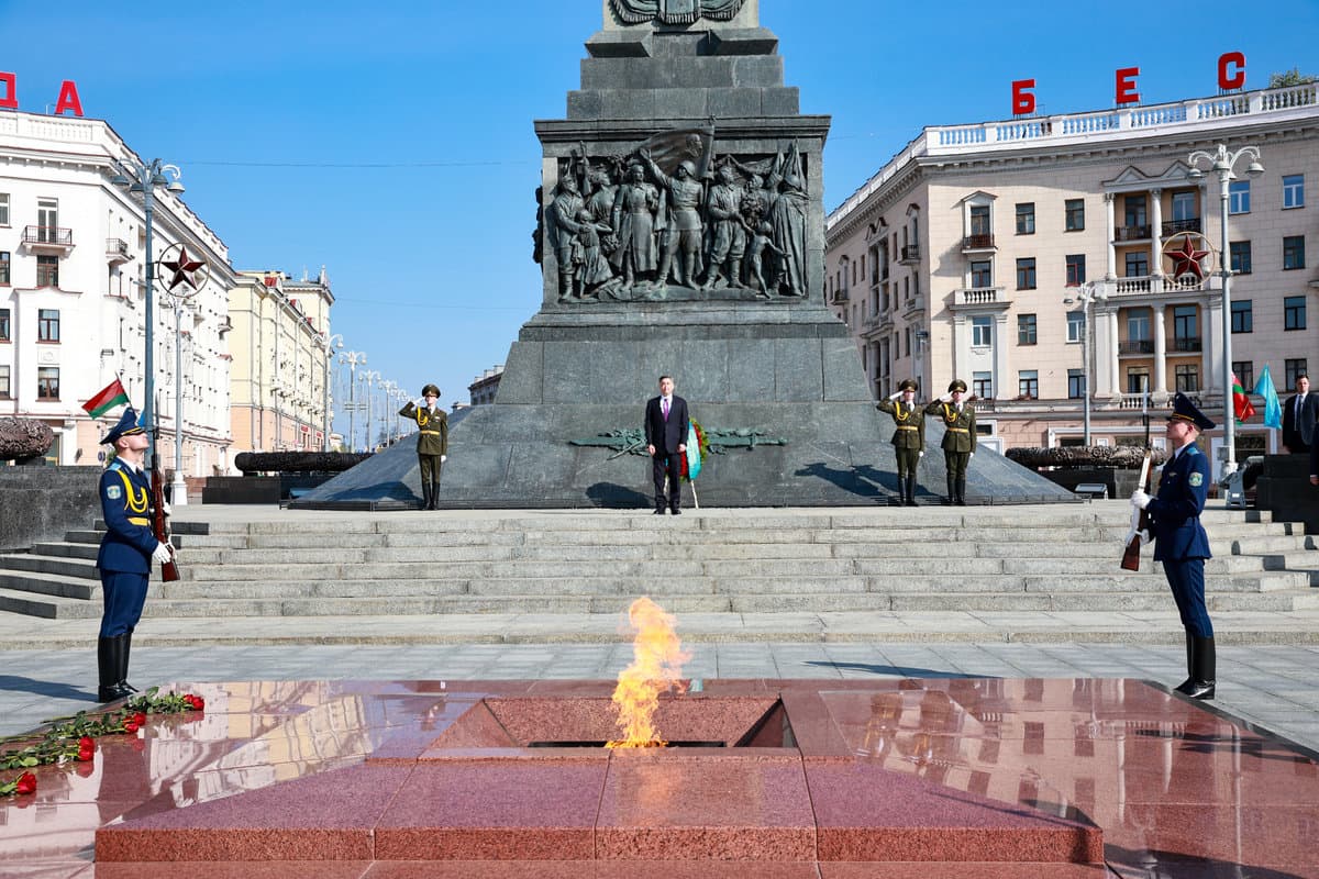 Фотофакт. Премьер-министр Казахстана возложил цветы к монументу на площади Победы в Минске