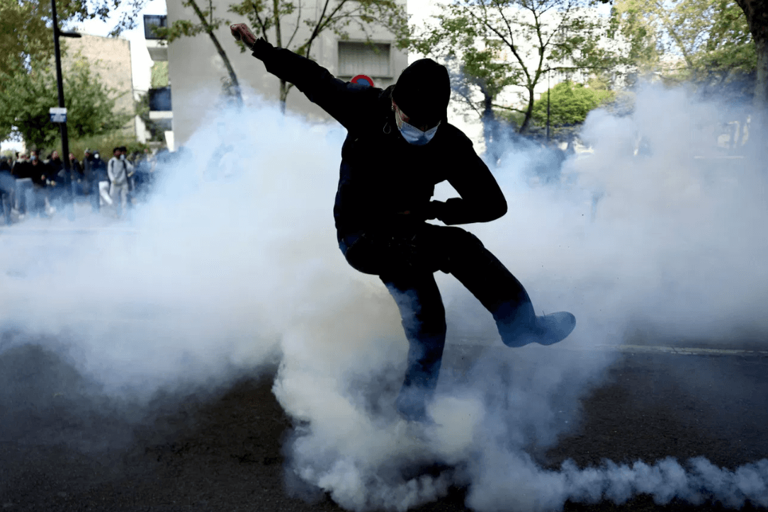 Во Франции вспыхнул пожар в школе в ходе протестов старшеклассников