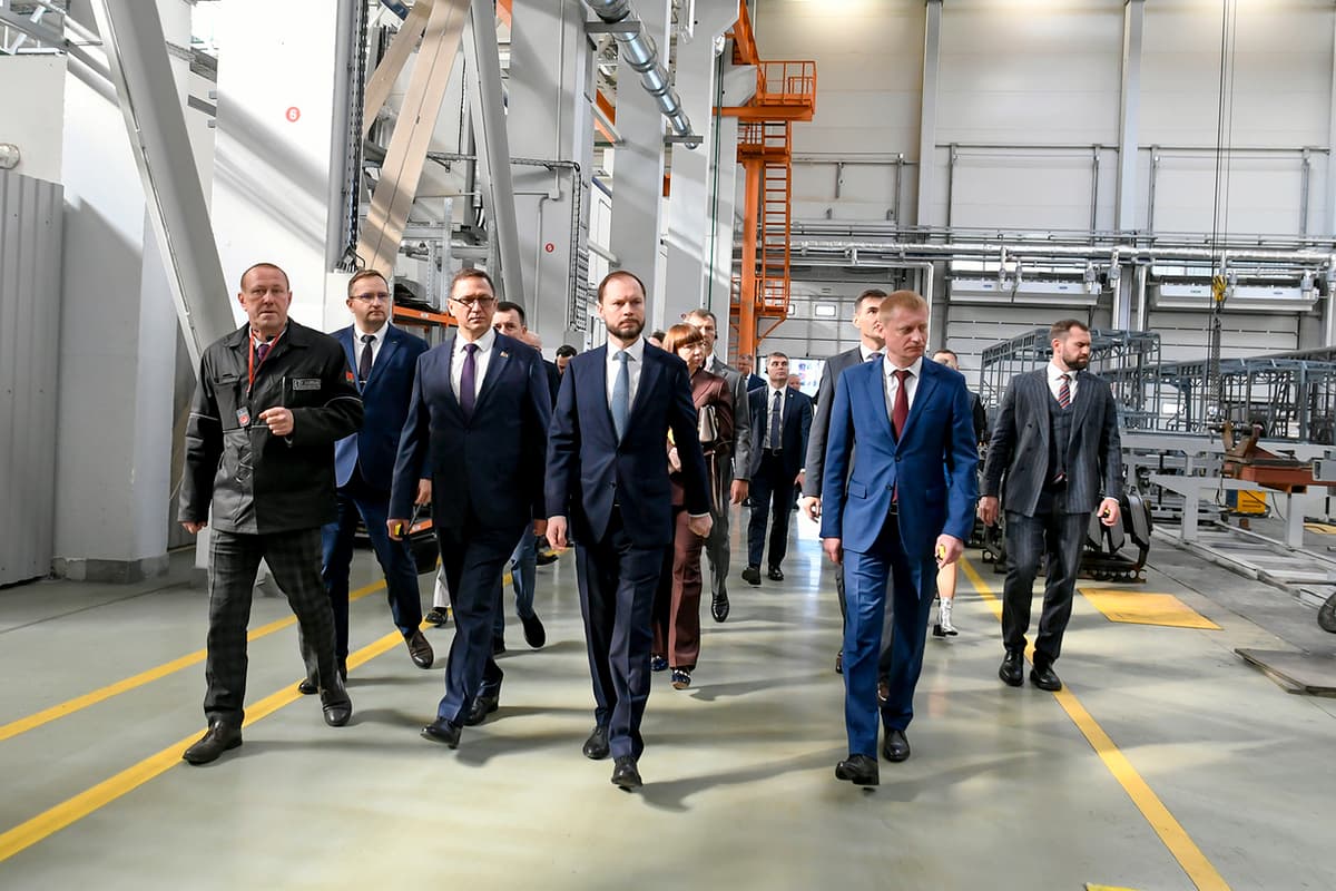 Виталию Королеву на международной выставке «ИННОПРОМ. Беларусь» представили мощности Минского автомобильного завода