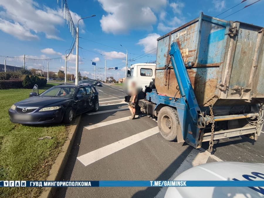 На ул. Радиальной столкнулись грузовик и легковушка