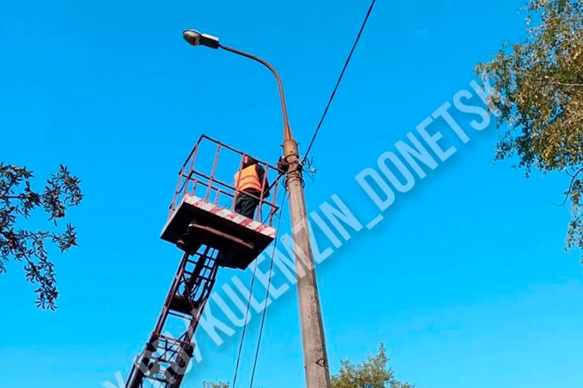 В Донецке обновили уличное освещение и обрезали 54 дерева