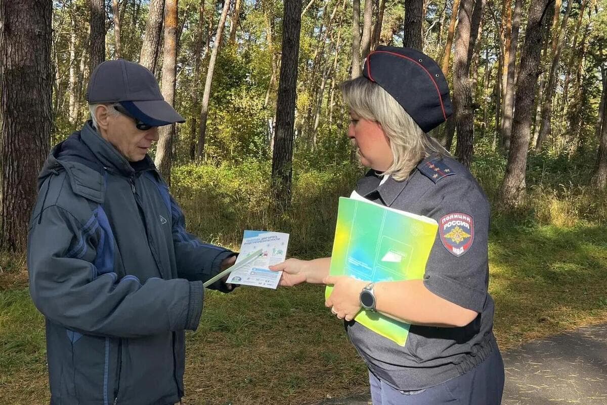 Пенсионерам Серпухова вручили световозвращающие браслеты