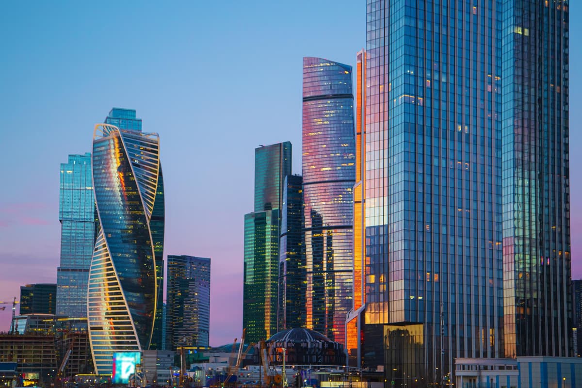«Я зарабатываю в 120 раз больше, но у меня этого нет!» — американец увидел быт русской глубинки и не смог поверить своим глазам. Шок средь бела дня