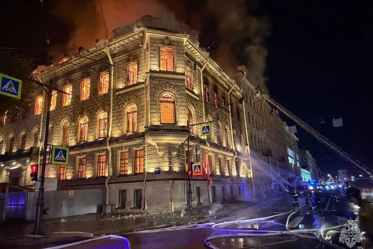 Огонь захватил 450 квадратов в особняке автора вокзала в Ораниенбауме Миллера
