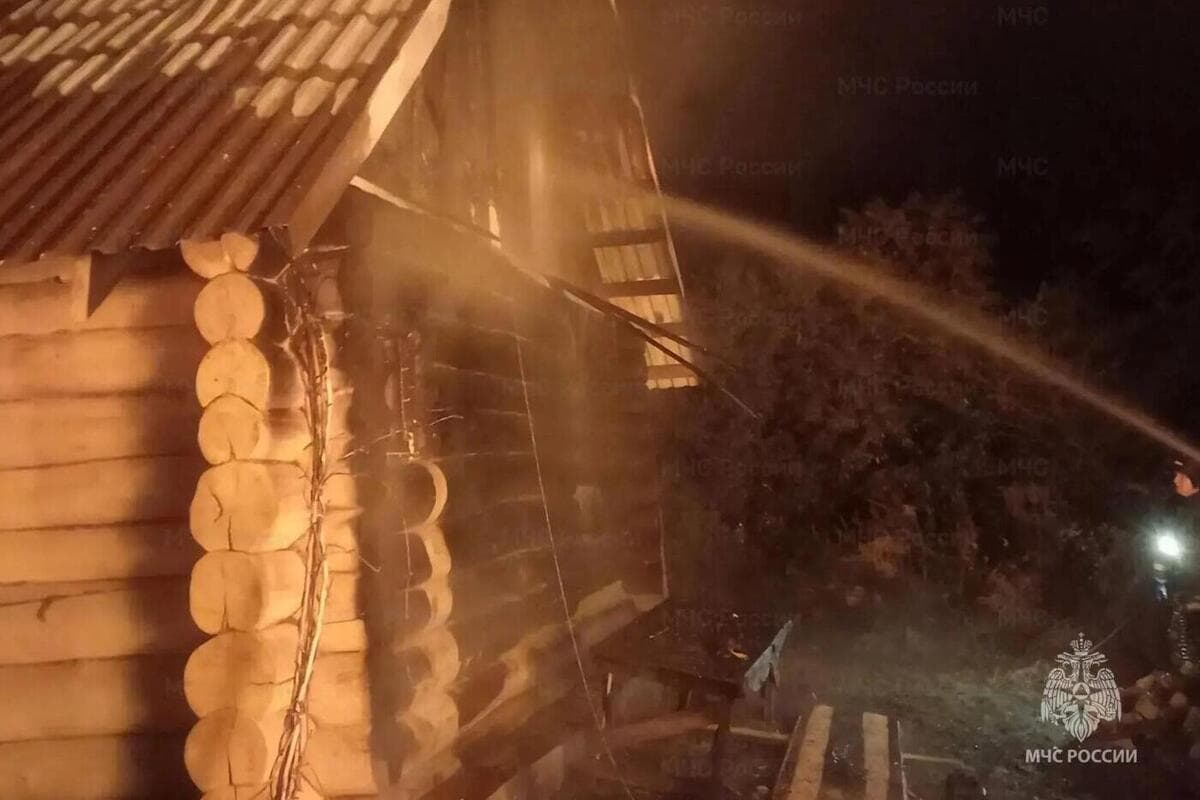 В Выгоничах брянские спасатели потушили пожар в жилом доме и надворной постройке