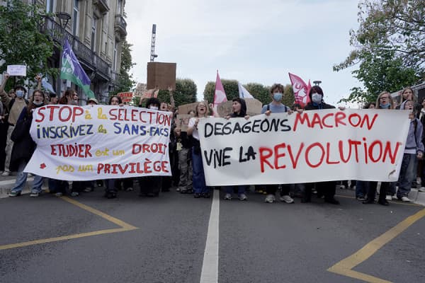 Протесты школьников во Франции с поджогами и беспорядками. Фотогалерея