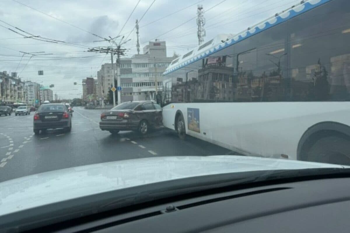 Костромские ДТП: на улице Подлипаева столкнулись автобус и легковой автомобиль