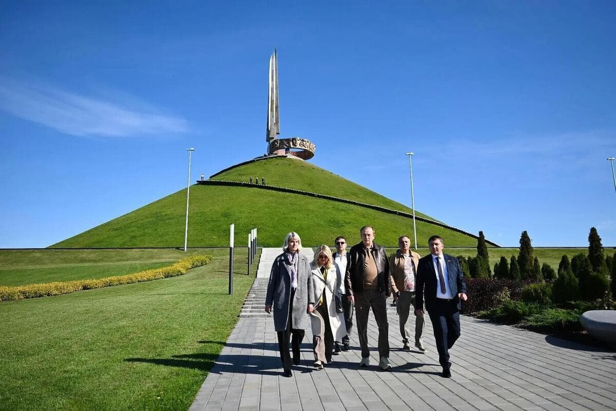 Делегация Ленобласти возложила цветы к мемориалу «Курган славы» под Минском