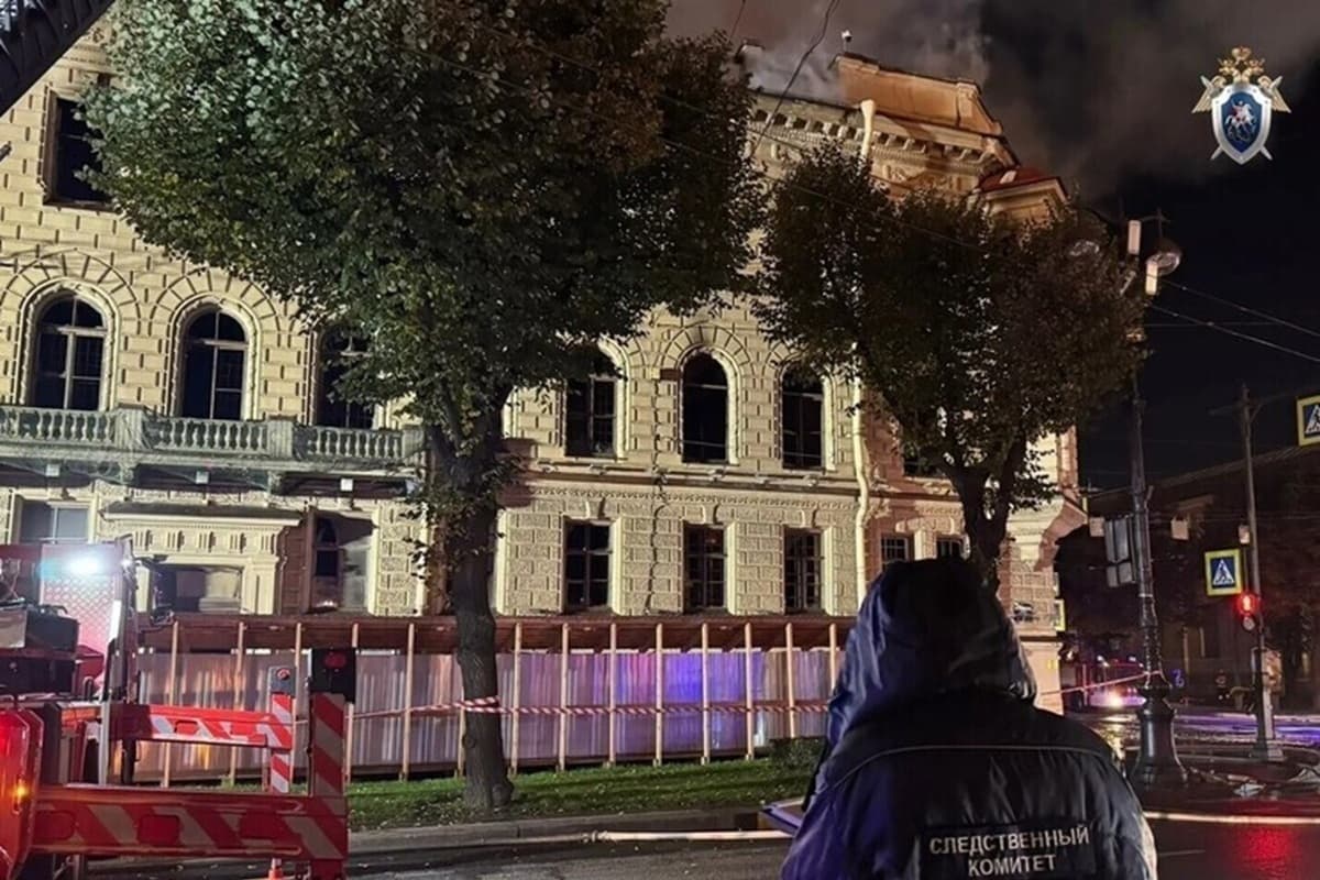 МЧС: пожар в особняке Миллера в Петербурге полностью потушили