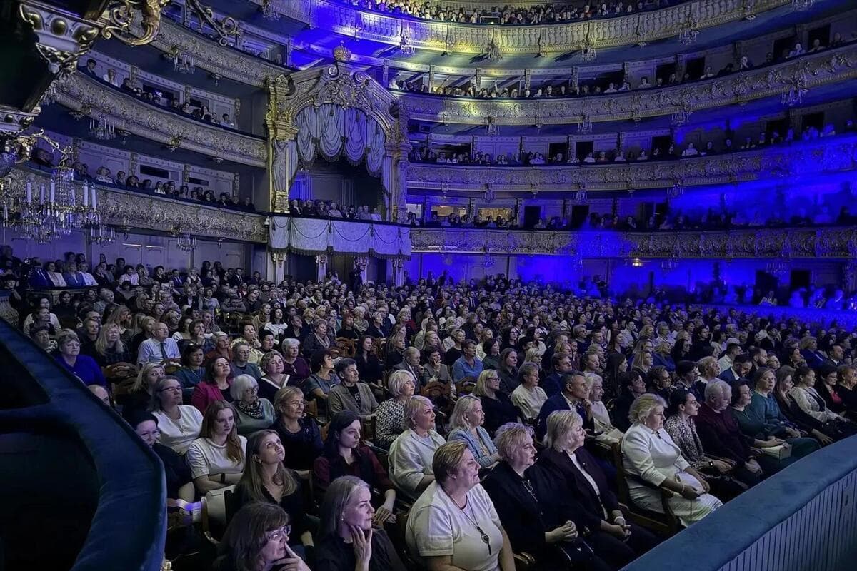Ленинградских учителей поздравили со сцены Мариинского театра