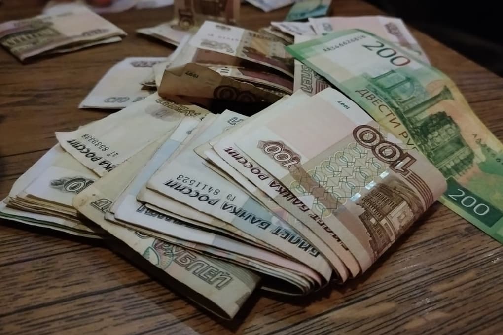 Пособницу мошенников задержали после обмана пенсионерки из Хакасии на ₽4 млн