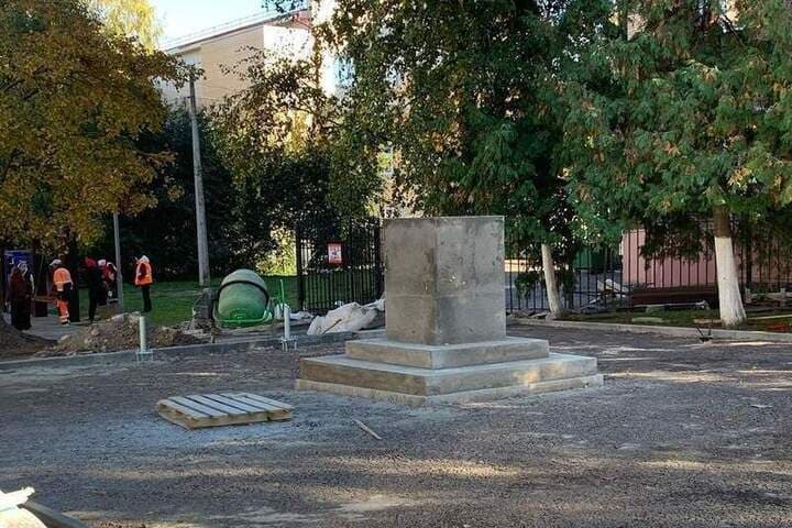 В центре Курска установили постамент для памятника Брежневу