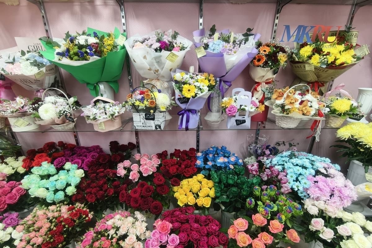 Калужанам подсказали, какие цветы подарить учителю
