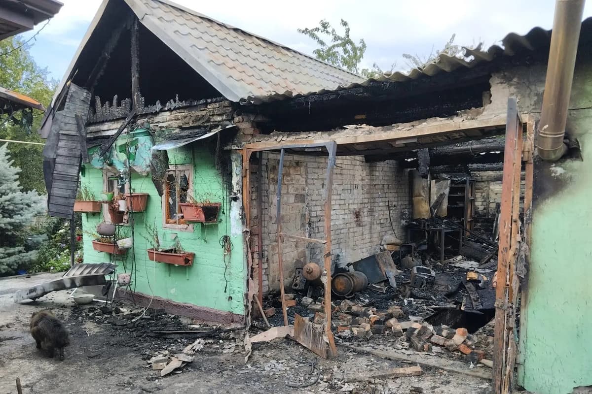 В Ростовской области гараж и летняя кухня сгорели дотла