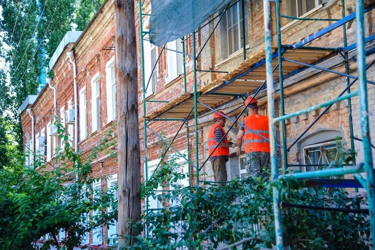 В Волгограде пересмотрят сроки капремонта фасада дома на улице Кубанской