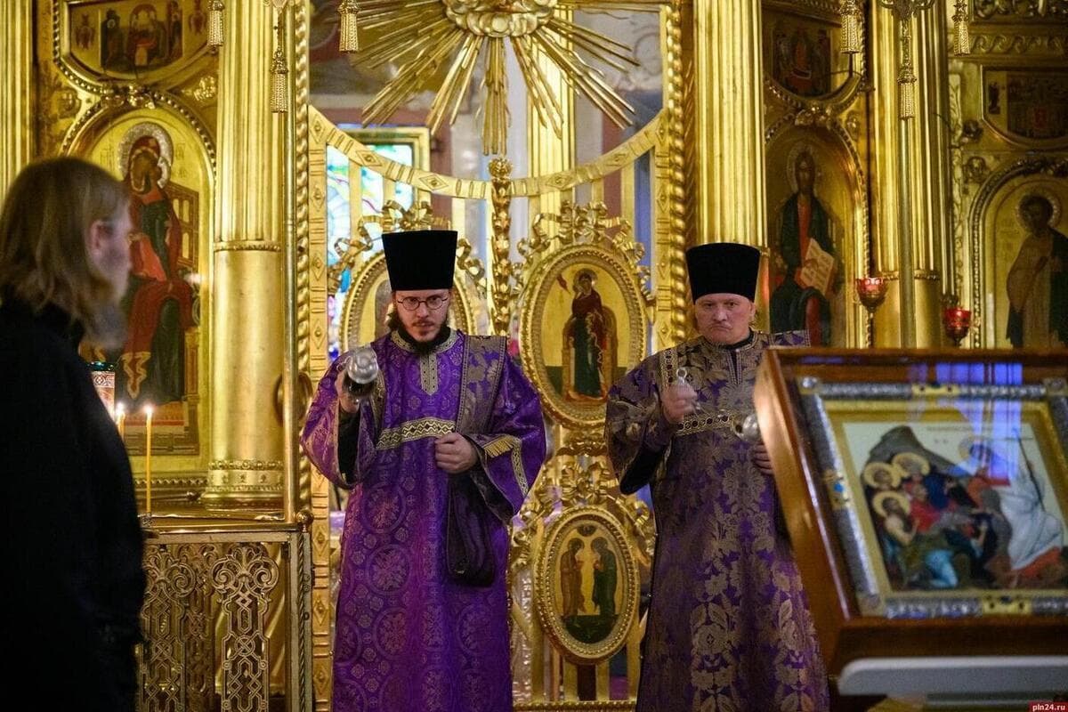 Митрополит Матфей возглавил всенощное бдение в Псково-Печерском монастыре