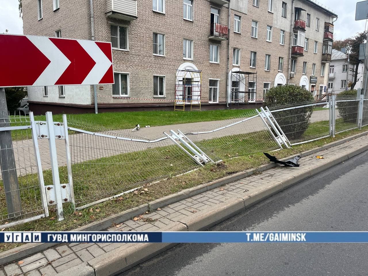 Вылетел во двор и врезался в дерево: в Минске из-за плохого самочувствия за рулем погиб мужчина