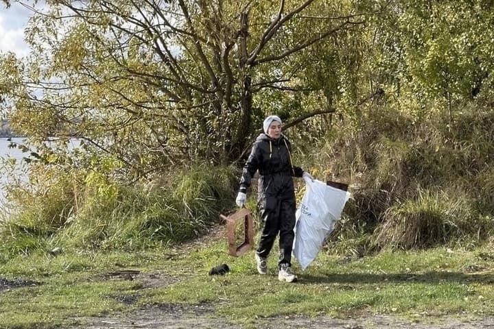 À Mytishchi défriché la rive du canal nommé d'après Moscou de accumulés sur les ordures d'été