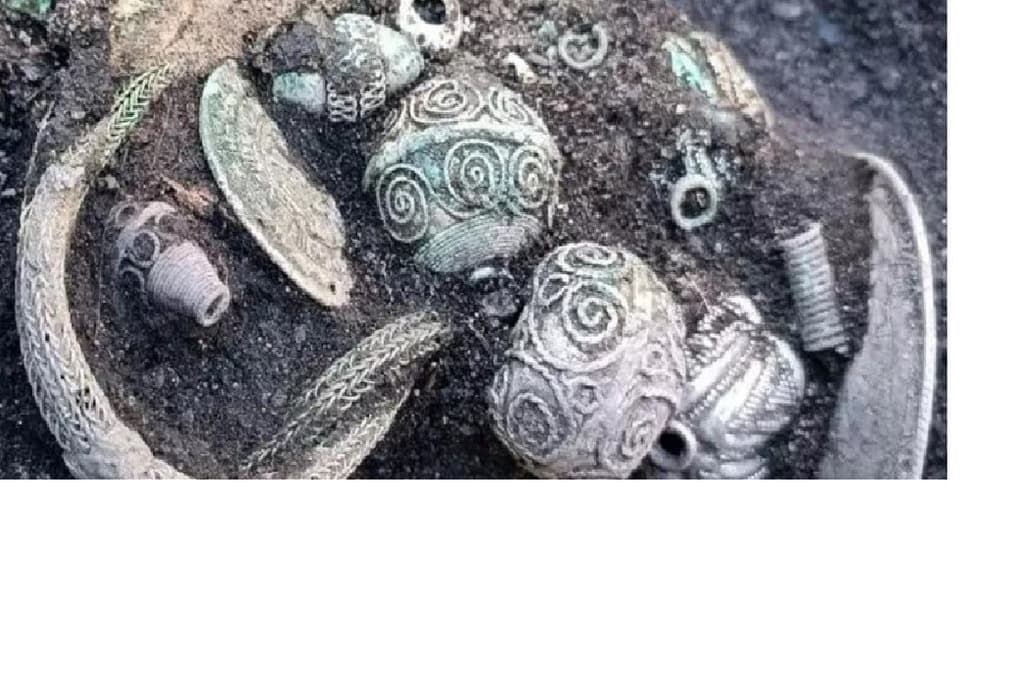 В Ленобласти нашли крупнейший клад серебра X-XIV веков с уникальными украшениями в карельском стиле
