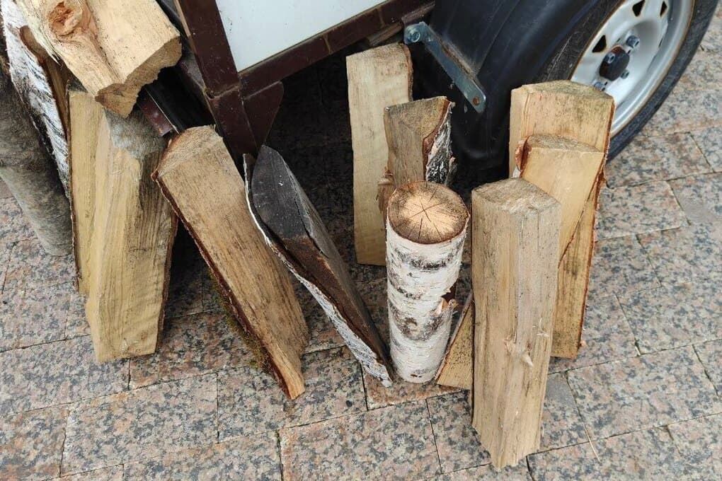 В Тихвинском районе рабочие спилили деревья и оставили их лежать на земле