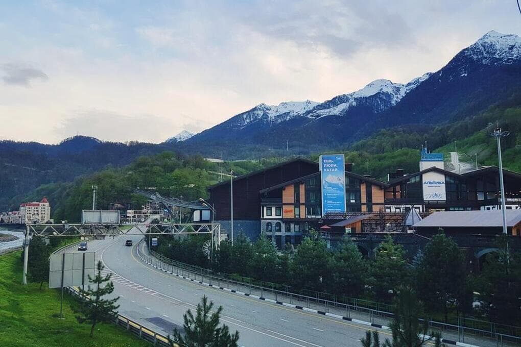 Auf Krasnaya Polyana ging der Bär ins Restaurant und erschreckte Gäste