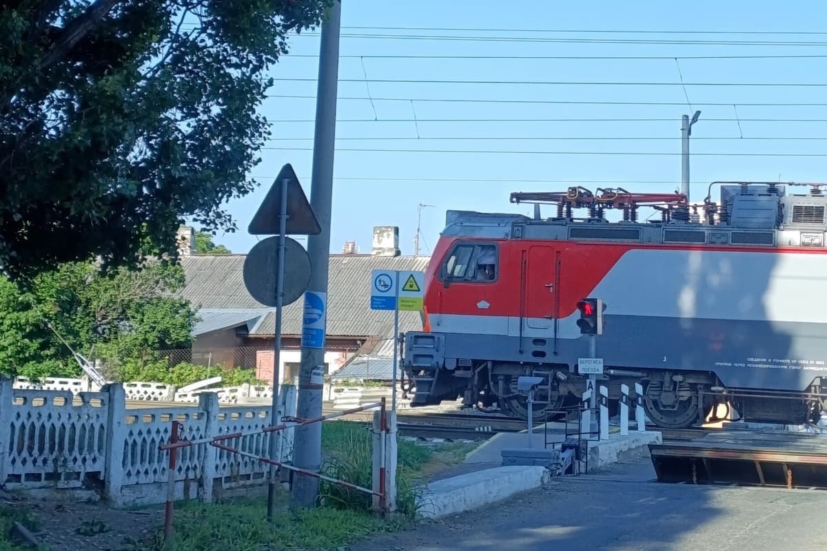 Выезд автомобиля на пути стал причиной ДТП на переезде в Кабардино-Балкарии