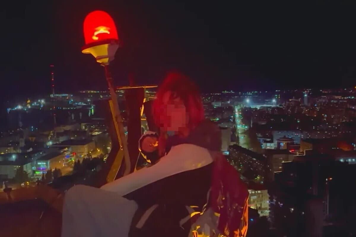 Archangelotown climbed onto the roof of the skyscraper and became infected in social networks