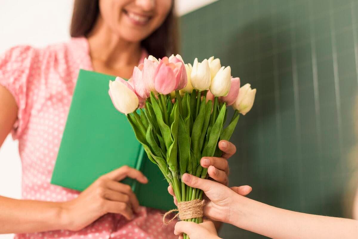 Happy Teacher's Day: heartfelt cards and sincere congratulations