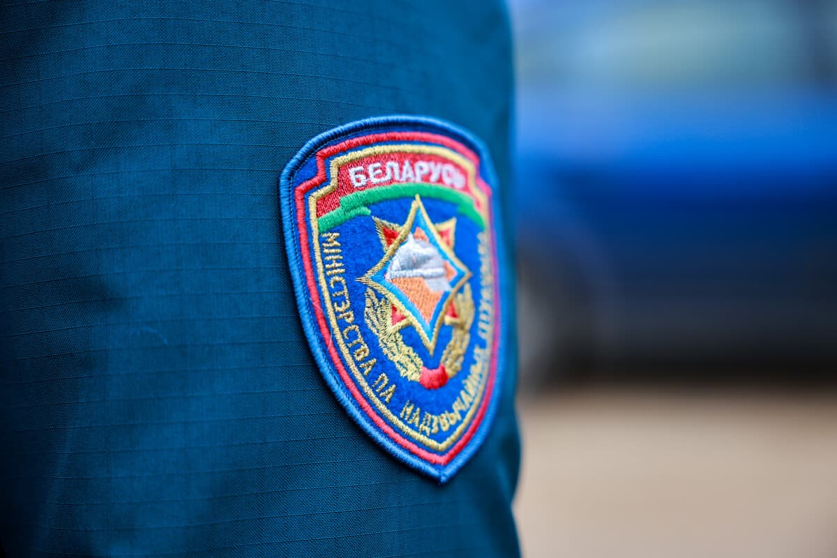 Retter beseitigten das Feuer im Einkaufspavillon in Bobruisk