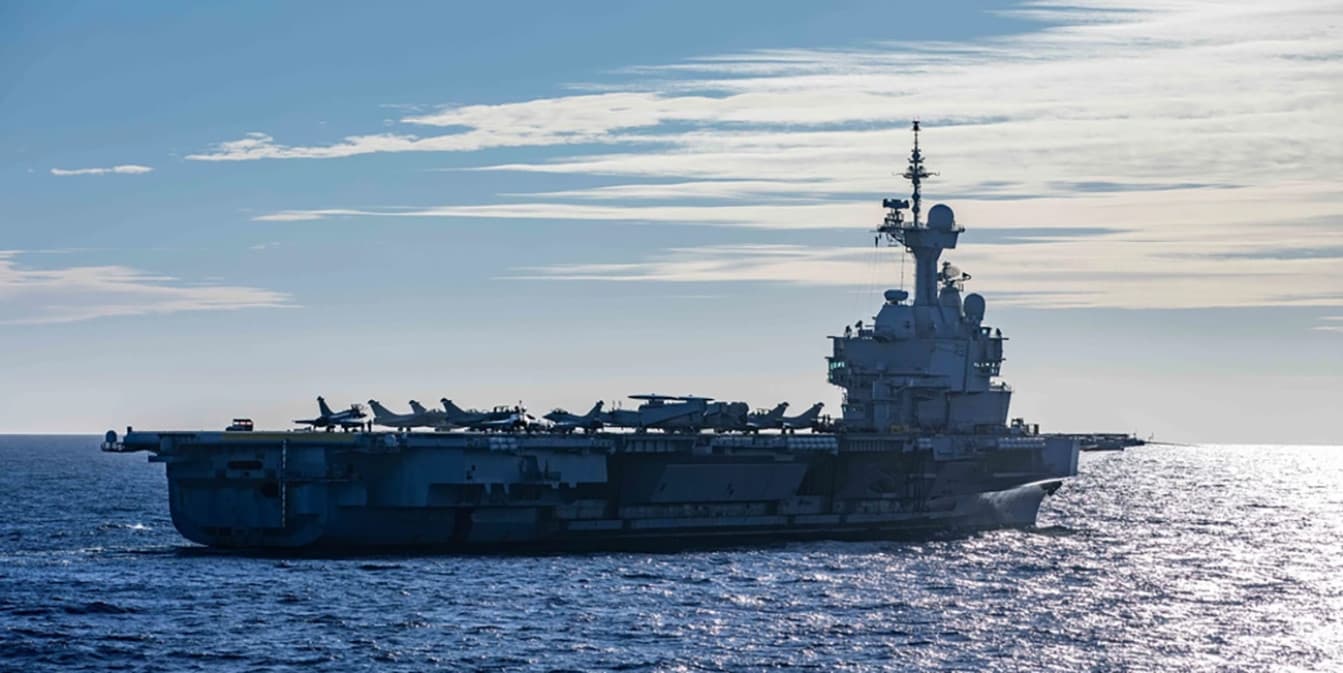 En el portaaviones francés Charles de Gaulle extinguió el fuego