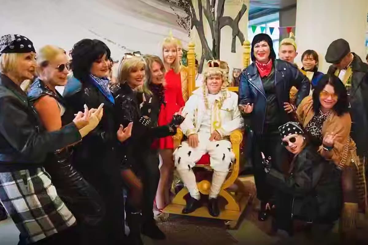 In Donetsk, teachers congratulated with a musical flash mob based on a fairy tale