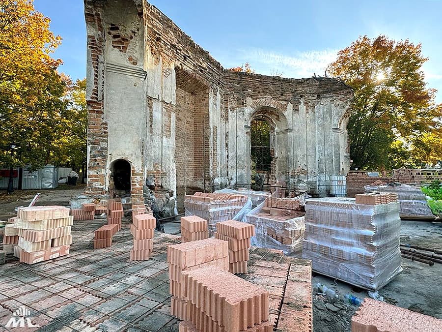 En el Parque Loshitsky, la reconstrucción de dos edificios antiguos continúa - un molino y una caplitsa