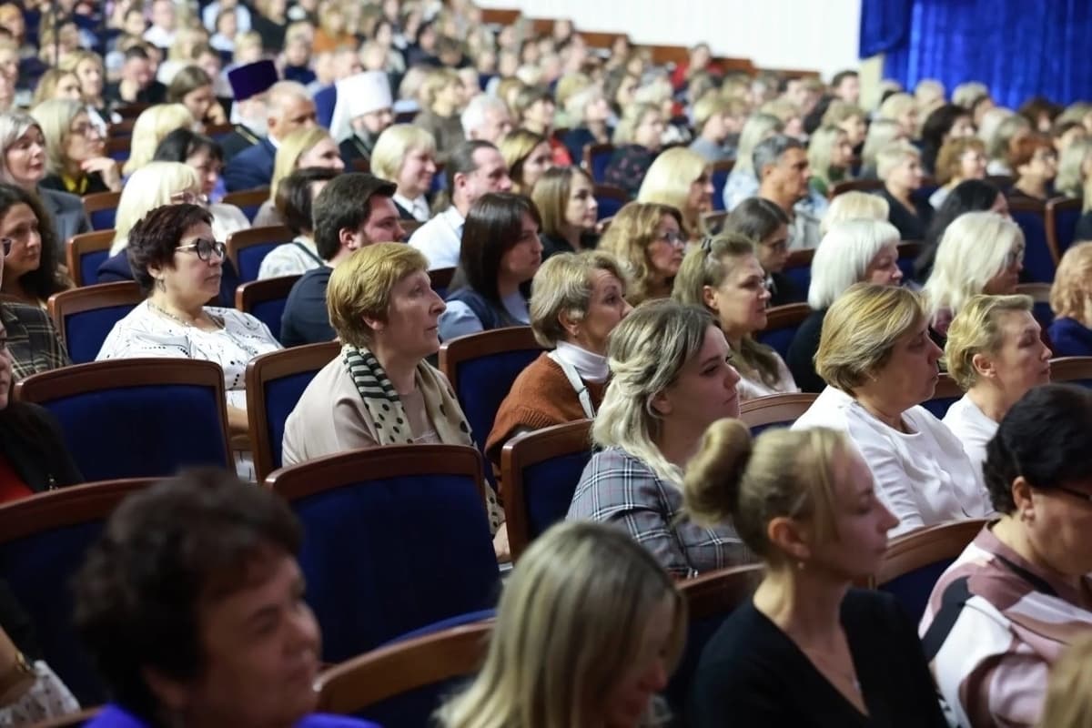 Vasily Anokhin: Le soutien aux enseignants est une priorité absolue de la politique de l'État
