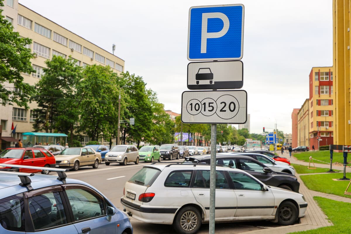 Especialistas de usos recordaron a los motoristas de las reglas de estacionamiento en los patios