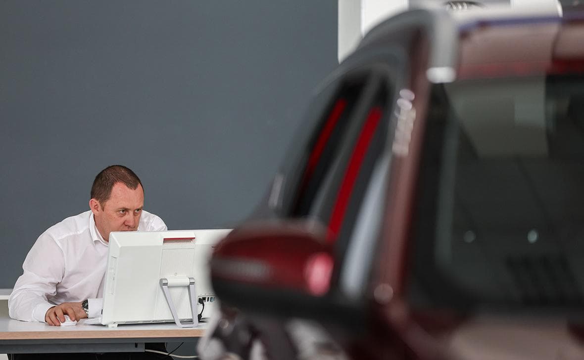 Sales of new cars in Russia fell for the second consecutive month