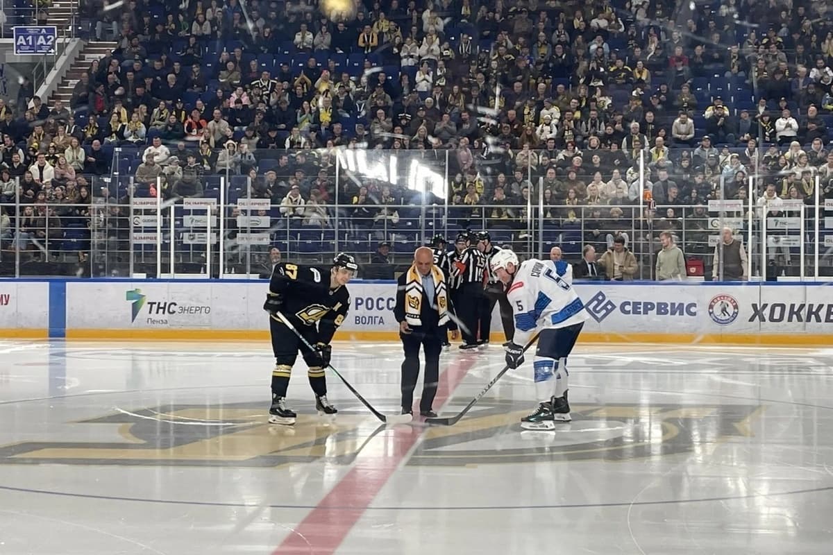 A teacher with 46 years of experience opened a hockey match in Penza on Teacher’s Day