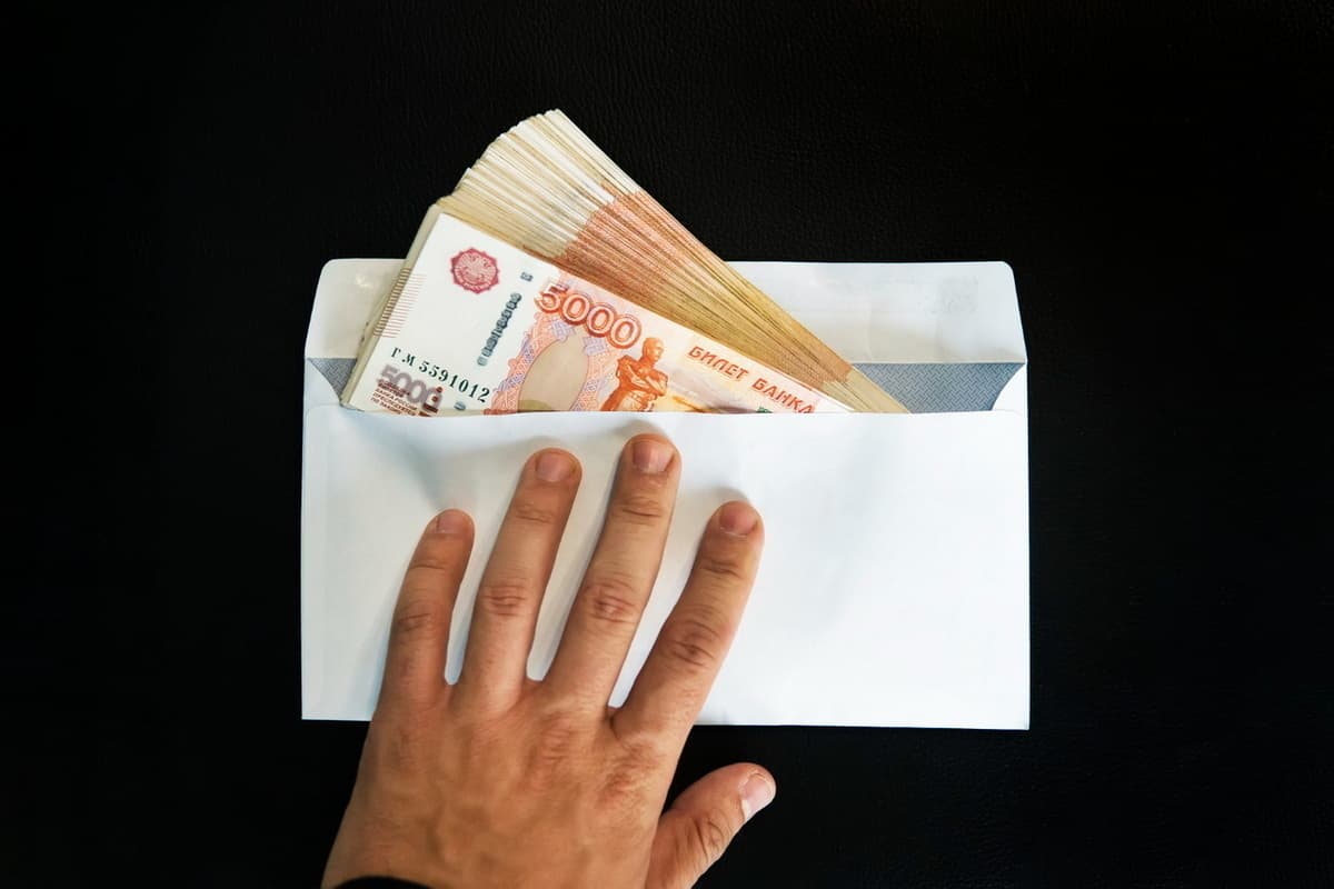 Don't give millions to children: the psychologist explained why it ruins their future