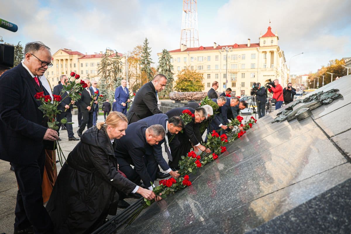 Photofact. Participants of the Counter-Terrorism Forum laid flowers at the monument on Victory Square in Minsk