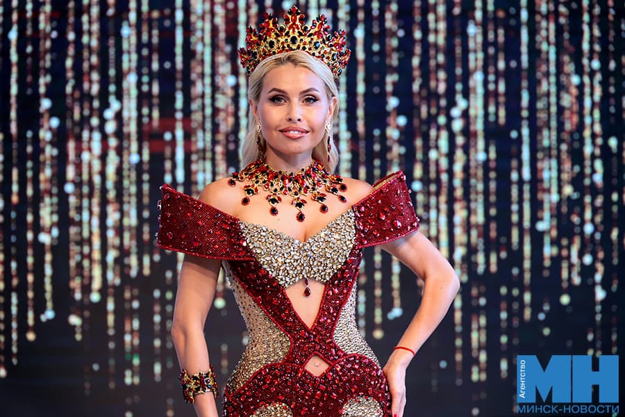 فستان يزن 15 كيلوغراماً وتاج مصنوع يدوياً في أي صورة سيمثلها مينسك بيلاروس على السيدة الكون