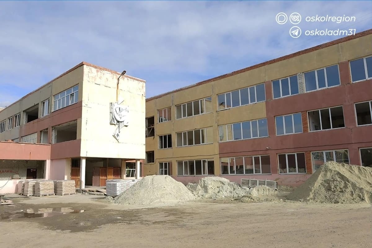 La façade de l'école n° 2 à Stary Oskol est à moitié prête