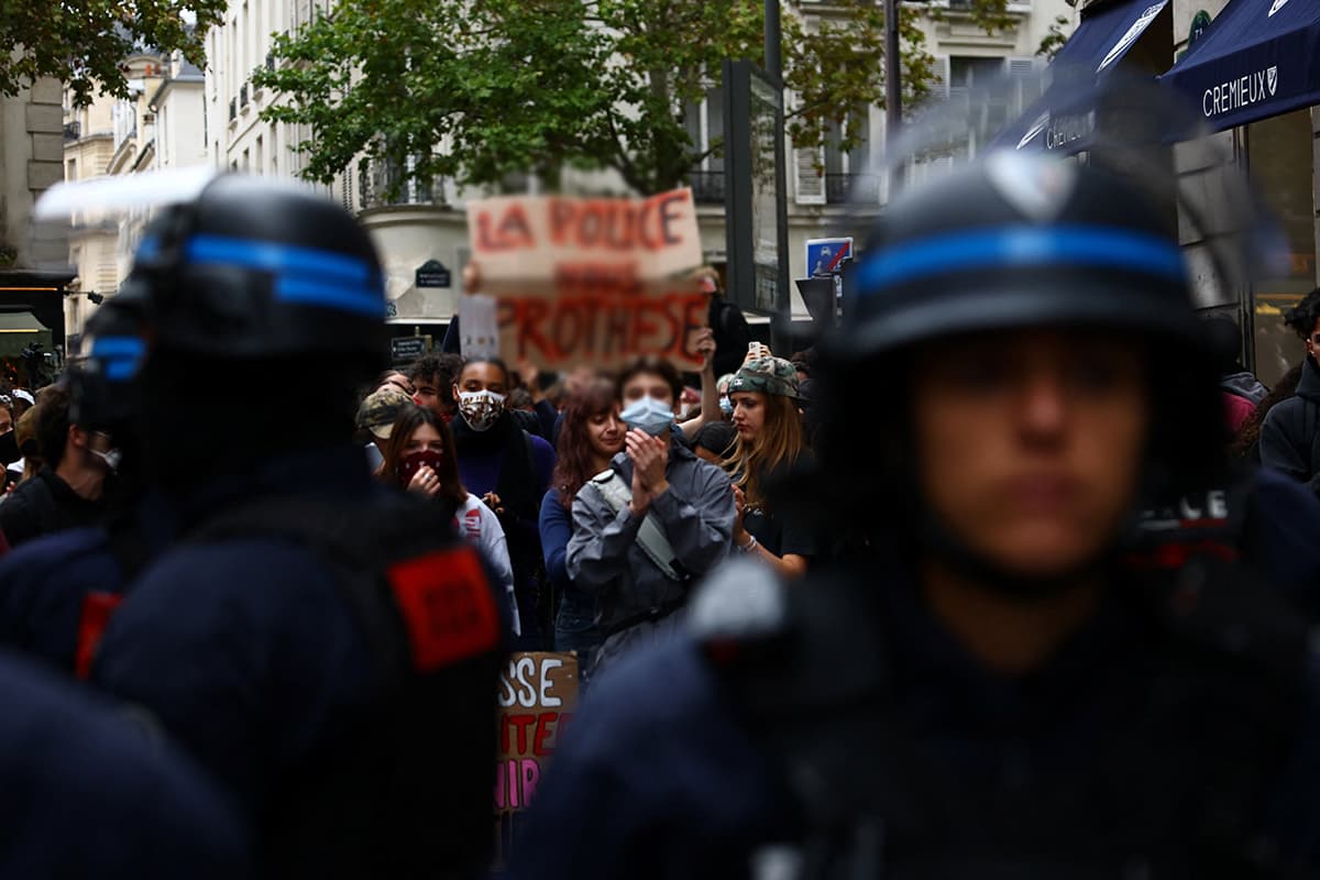 French police use tear gas during high school rally
