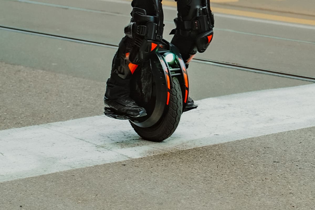Residente de Gomel estaba montando en un monowheel en la carretera – el delincuente fue encontrado en las cámaras