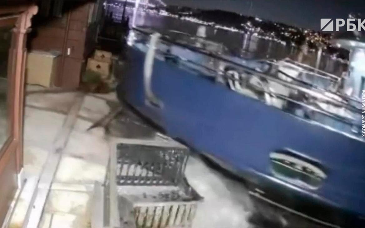 In Istanbul, a boat rammed a 200-year-old mansion on the shores of the Bosphorus. Video