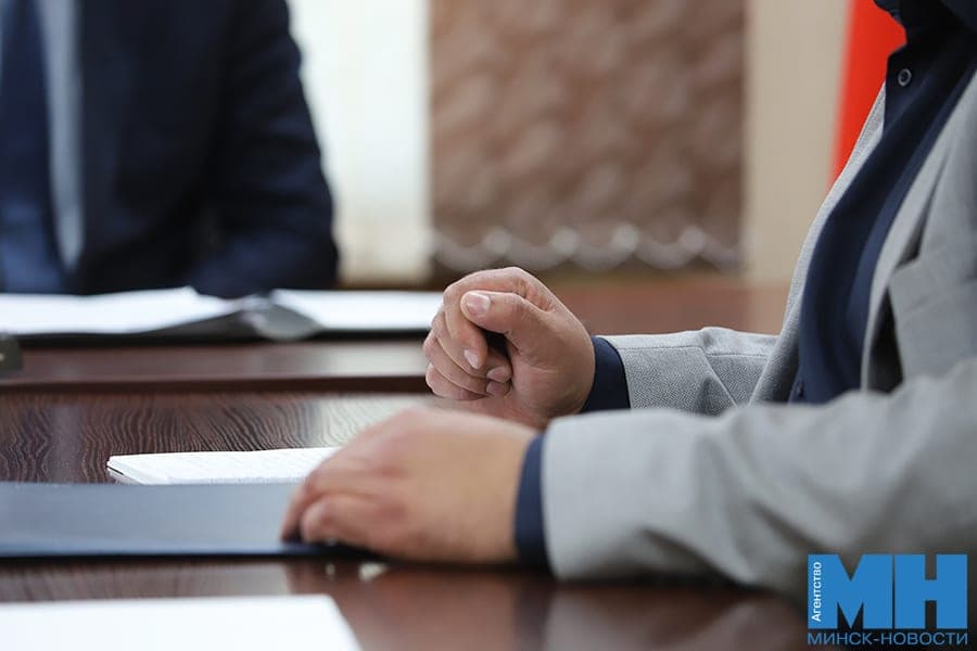 الأرض والسكن مع أي أسئلة جاء مينسك إلى الاستقبال إلى الكسندر تشيرنيكوف